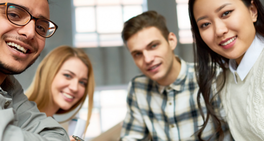 Groupe d'étudiant qui travaillent sur un projet