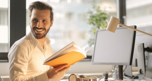 Professionnel travaillant à son bureau