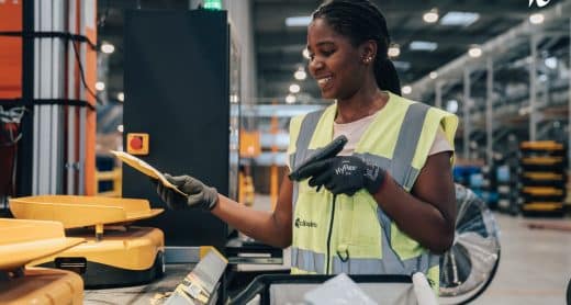 Étudiante en alternance travaillant dans un entrepôt logistique