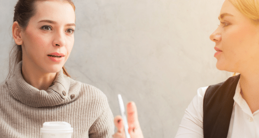 Deux étudiants qui discutent